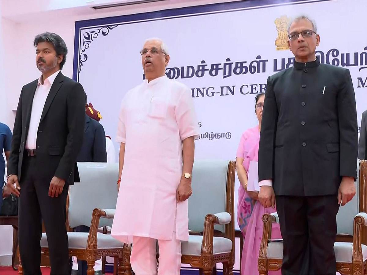 ವಿಜಯ್ ಸಂಪುಟ ವಿಸ್ತರಣೆ: 21 ಟಿವಿಕೆ, ಇಬ್ಬರು ಕಾಂಗ್ರೆಸ್ ಶಾಸಕರು ಸಚಿವರಾಗಿ ಪ್ರಮಾಣ; AIADMK ಹೊರಗಿಟ್ಟ ದಳಪತಿ