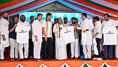 Cockroach Janta Party ಅಬ್ಬರ: ಬೆಂಗಳೂರಿನಲ್ಲಿ ಕಾಂಗ್ರೆಸ್ ನಾಯಕರಿಂದ 'ಐ ಆಮ್ ಕಾಕ್ರೋಚ್' ಟೀ-ಶರ್ಟ್ ಬಿಡುಗಡೆ