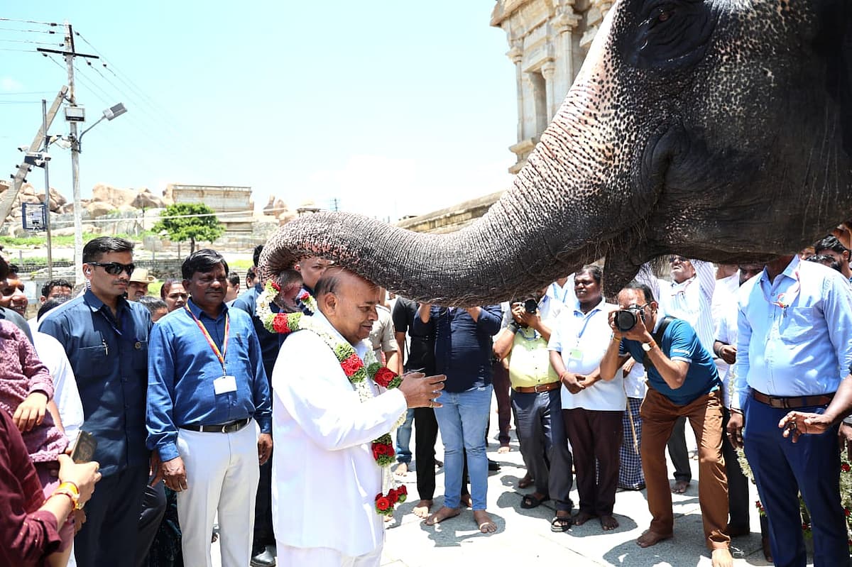 ಕೆಲವು ತಿಂಗಳ ಹಿಂದೆ ಹಂಪಿಗೆ ಭೇಟಿ ನೀಡಿದ್ದ ರಾಜ್ಯಪಾಲ ಥಾವರ್ ಚಂದ್ ಗೆಹ್ಲೋಟ್ ಅವರಿಗೆ ದೇವಾಲಯದ ಆನೆ ಲಕ್ಷ್ಮಿ ಮಾಲೆ ಹಾಕಿದ ದೃಶ್ಯ.