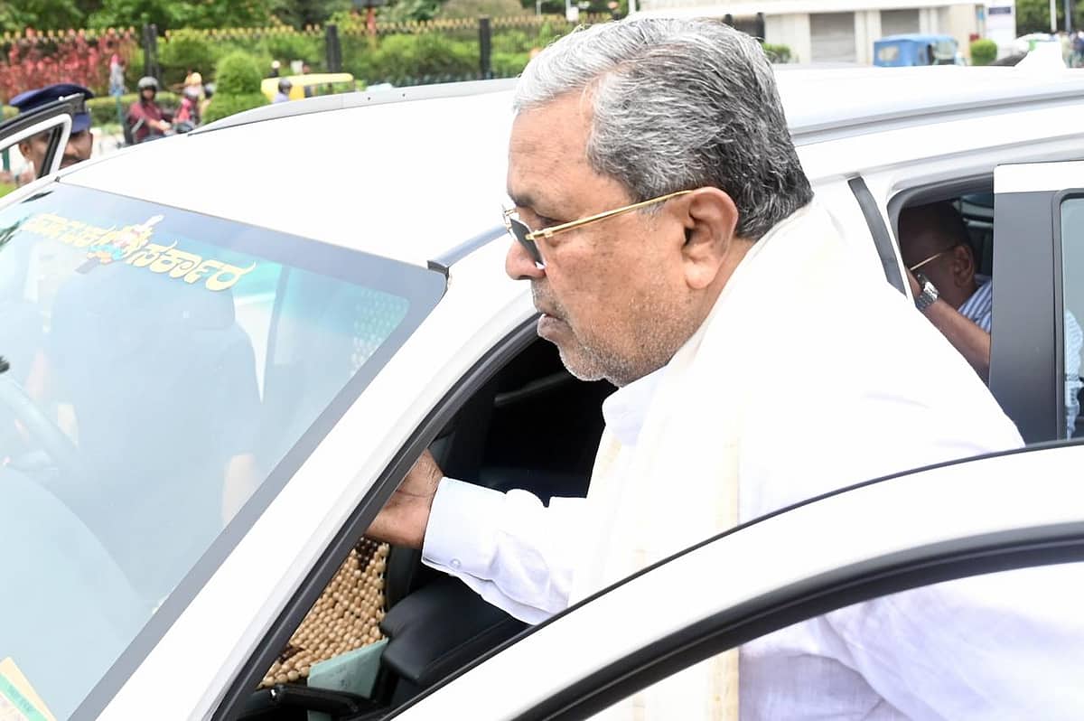 ಸಿಎಂ ಕುರ್ಚಿ ಕದನ: ಸಿದ್ದರಾಮಯ್ಯ ಮನೆ ಮುಂದೆ ಬೆಂಬಲಿಗರ ಶಕ್ತಿ ಪ್ರದರ್ಶನ; ರಾಜೀನಾಮೆ ನೀಡದಂತೆ ಆಗ್ರಹ..!