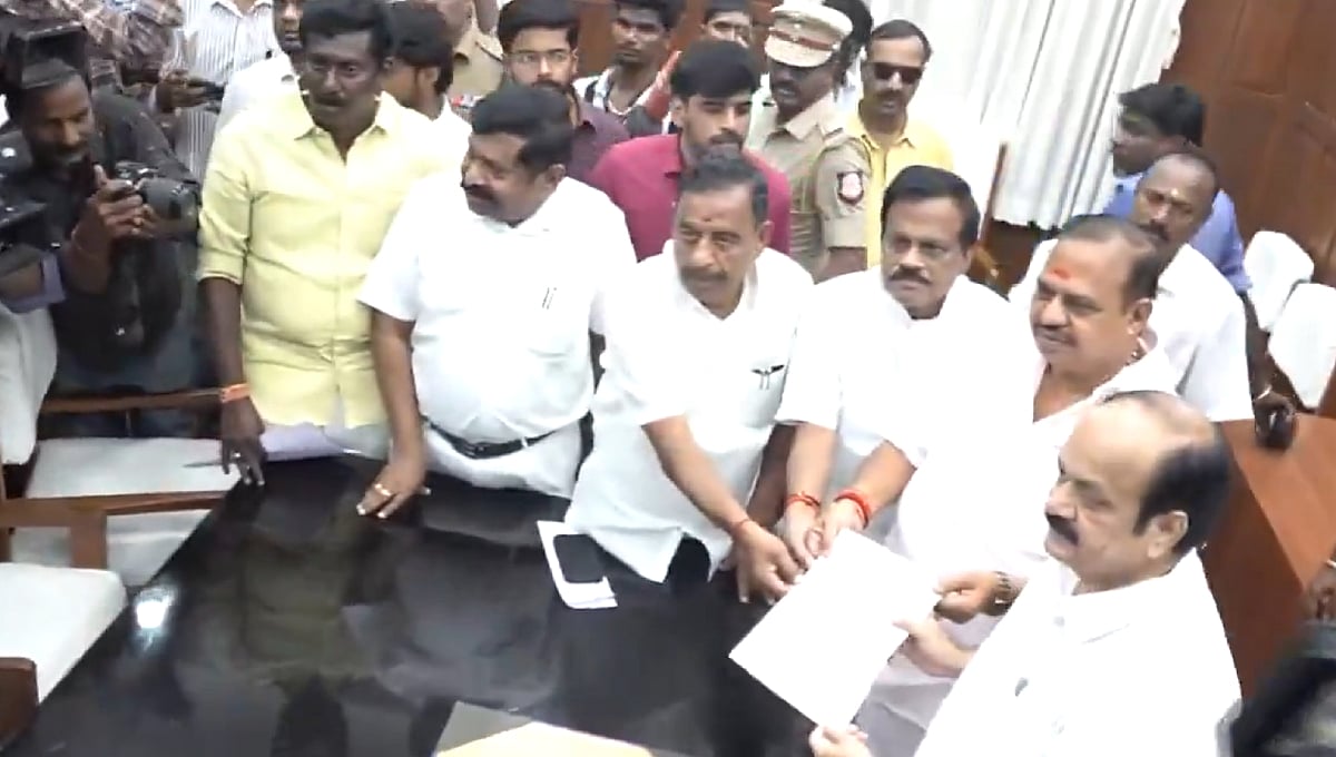 AIADMK ಬಂಡಾಯ ಬಣ ಯೂಟರ್ನ್; ವೇಲುಮಣಿ, ಬೆಂಬಲಿಗ ಶಾಸಕರಿಂದ ಪಳನಿಸ್ವಾಮಿ ಭೇಟಿ