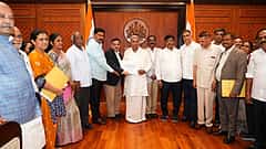 ರಾಜ್ಯ ರಾಜಕೀಯದಲ್ಲಿ ಮತ್ತೊಂದು ಮಹತ್ವದ ಬೆಳವಣಿಗೆ: ಕೊನೆ ಕ್ಷಣದಲ್ಲಿ ಜಾತಿಗಣತಿ ವರದಿ ಸ್ವೀಕರಿಸಿದ ಸಿಎಂ ಸಿದ್ದರಾಮಯ್ಯ