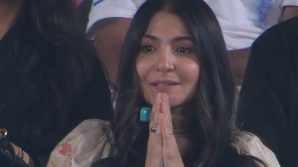 RCB ಗೆಲುವಿಗಾಗಿ ಕೈಮುಗಿದು ಪ್ರಾರ್ಥಿಸಿದ ಅನುಷ್ಕಾ: 'ರಾಧೇ ನಾಮ' ರಿಂಗ್ ಧರಿಸಿ ಸ್ಟೇಡಿಯಂನಲ್ಲಿ ಜಪ; ವಿಡಿಯೊ ವೈರಲ್..!