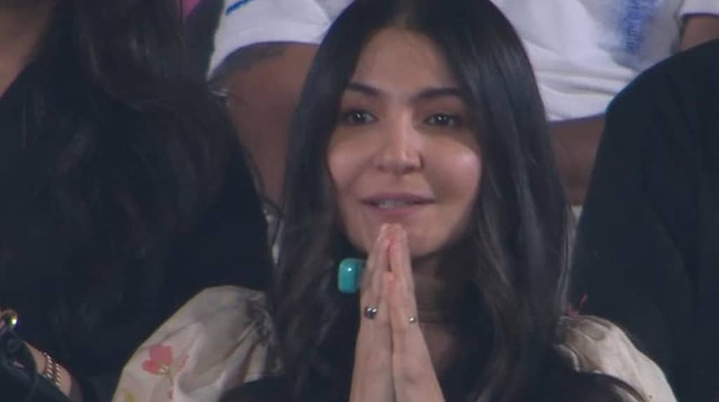 RCB ಗೆಲುವಿಗಾಗಿ ಕೈಮುಗಿದು ಪ್ರಾರ್ಥಿಸಿದ ಅನುಷ್ಕಾ: 'ರಾಧೇ ನಾಮ' ರಿಂಗ್ ಧರಿಸಿ ಸ್ಟೇಡಿಯಂನಲ್ಲಿ ಜಪ; ವಿಡಿಯೊ ವೈರಲ್..!