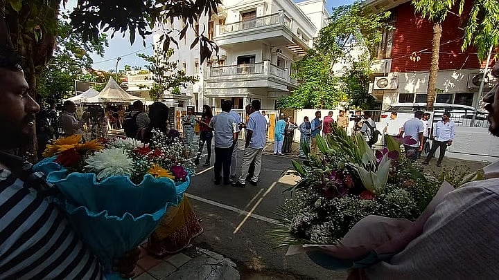 ಕುತೂಹಲ ಮತ್ತು ಚಟುವಟಿಕೆ ಕೇಂದ್ರವಾಗಿರುವ ಬೆಂಗಳೂರಿನ ಸದಾಶಿವನಗರದಲ್ಲಿರುವ ಡಿ ಕೆ ಶಿವಕುಮಾರ್ ನಿವಾಸದ ಹೊರಗೆ ಇಂದು ಬೆಳಗ್ಗೆ ಕಂಡುಬಂದದ್ದು ಹೀಗೆ