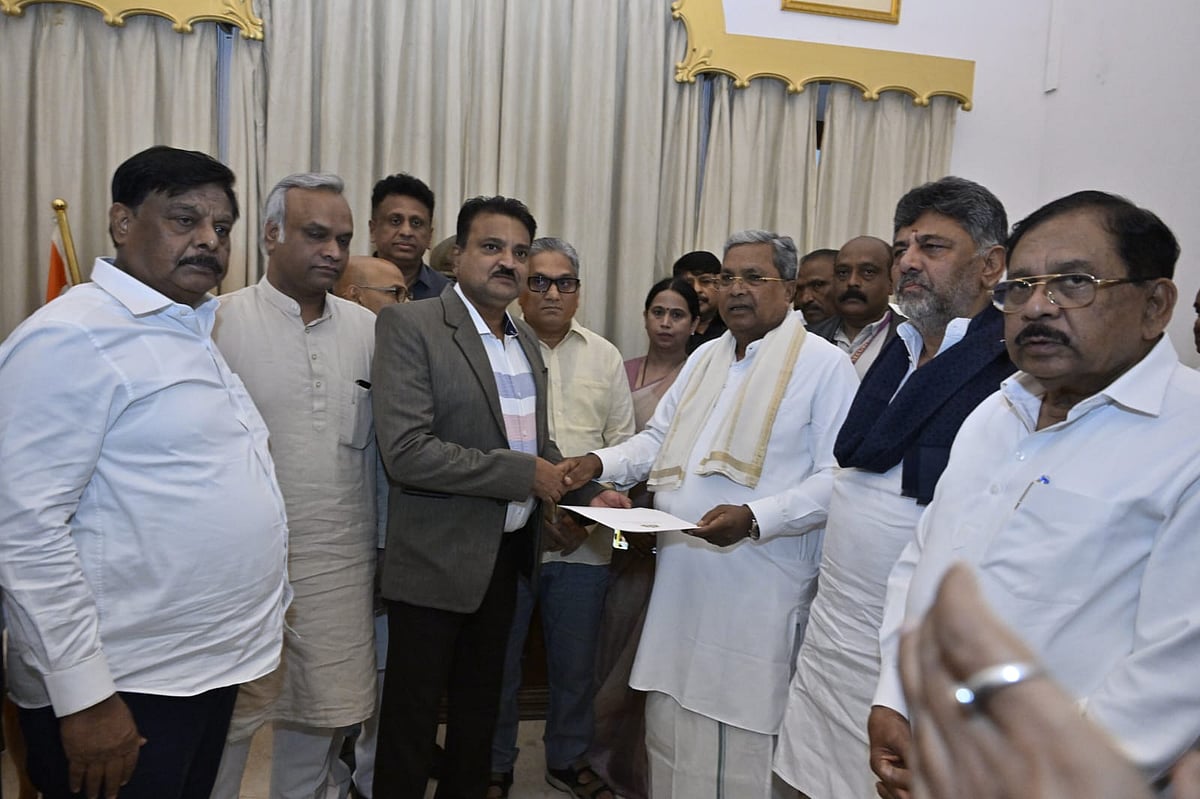 ಮುಖ್ಯಮಂತ್ರಿ ಸ್ಥಾನಕ್ಕೆ ರಾಜೀನಾಮೆ ಸಲ್ಲಿಸಿದ ಸಿದ್ದರಾಮಯ್ಯ! ರಾಜ್ಯಪಾಲರ ವಿಶೇಷ ಕಾರ್ಯದರ್ಶಿಗೆ ಪತ್ರ ಹಸ್ತಾಂತರ
