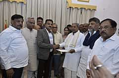 ಮುಖ್ಯಮಂತ್ರಿ ಸ್ಥಾನಕ್ಕೆ ರಾಜೀನಾಮೆ ಸಲ್ಲಿಸಿದ ಸಿದ್ದರಾಮಯ್ಯ! ರಾಜ್ಯಪಾಲರ ವಿಶೇಷ ಕಾರ್ಯದರ್ಶಿಗೆ ಪತ್ರ ಹಸ್ತಾಂತರ