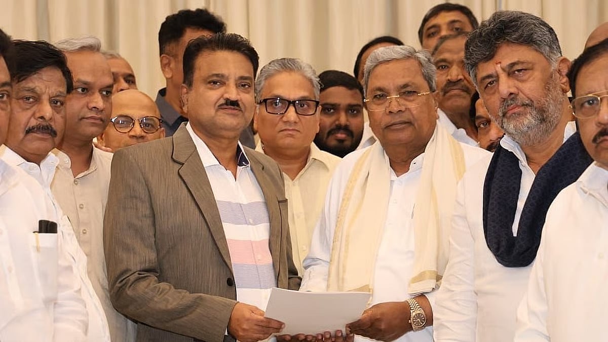ಕರ್ನಾಟಕ ರಾಜ್ಯಪಾಲರ ವಿಶೇಷ ಕಾರ್ಯದರ್ಶಿ ಪ್ರಭುಶಂಕರ್ ಅವರಿಗೆ ಸಿಎಂ ಸಿದ್ದರಾಮಯ್ಯ ತಮ್ಮ ರಾಜೀನಾಮೆ ಪತ್ರವನ್ನು ಸಲ್ಲಿಸಿದರು.