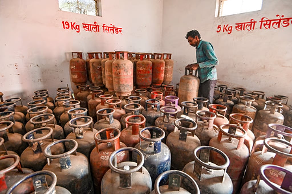 ದೇಶದಲ್ಲಿ ಮತ್ತೆ ಗ್ಯಾಸ್ ಕೊರತೆ?: LPG ಸಿಲಿಂಡರ್ ಪೂರೈಕೆದಾರರಿಗೆ ಕೇಂದ್ರದಿಂದ ಮಹತ್ವದ ಸೂಚನೆ