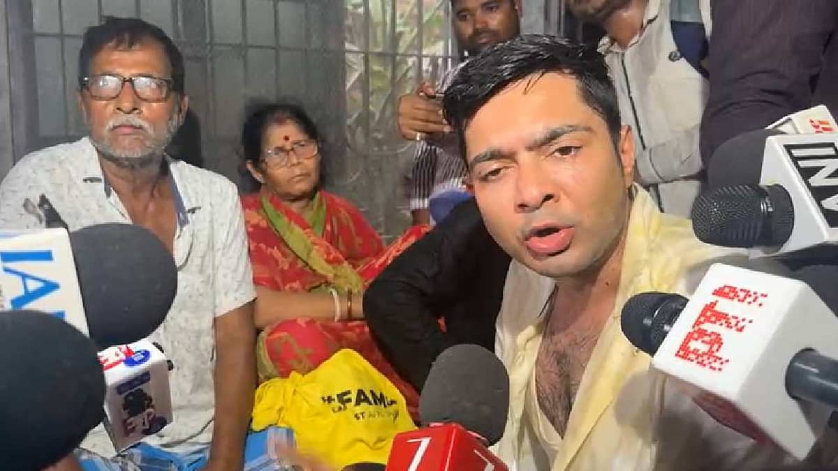 Video: TMC ನಾಯಕ Abhishek Banerjee ಮೇಲೆ ದಾಳಿ; ಕಲ್ಲು ತೂರಿ, ಮೊಟ್ಟೆ-ಚಪ್ಪಲಿ ಎಸೆತ! ಹೆಲ್ಮೆಟ್ ಧರಿಸಿ ಪಾರು!