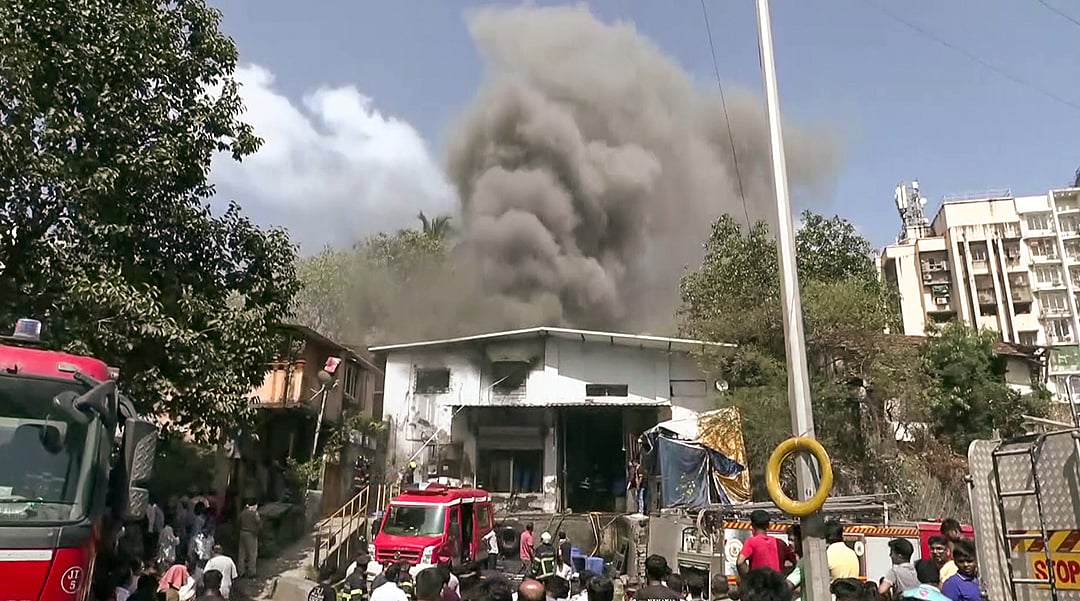 ಮುಂಬೈ: ಅಂಧೇರಿ ಪೂರ್ವದಲ್ಲಿರುವ ಗೋದಾಮಿನಲ್ಲಿ ಭಾರಿ ಅಗ್ನಿ ಅವಘಡ; ಹೊತ್ತಿ ಉರಿದ ಇಡೀ ಕಟ್ಟಡ!