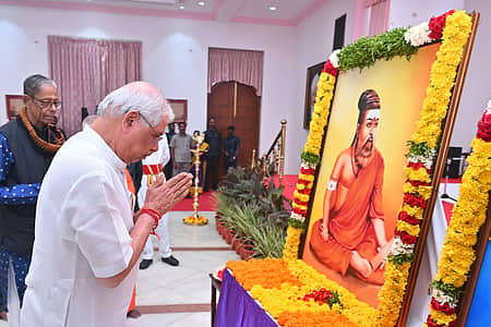 ಕೇಸರಿ ಉಡುಪಿನಲ್ಲಿರುವ ತಿರುವಳ್ಳುವರ್ ಫೋಟೋಗೆ ಗೌರವ ಸಲ್ಲಿಸಿದ ರಾಜ್ಯಪಾಲ; TVK, DMK ವಿರೋಧ