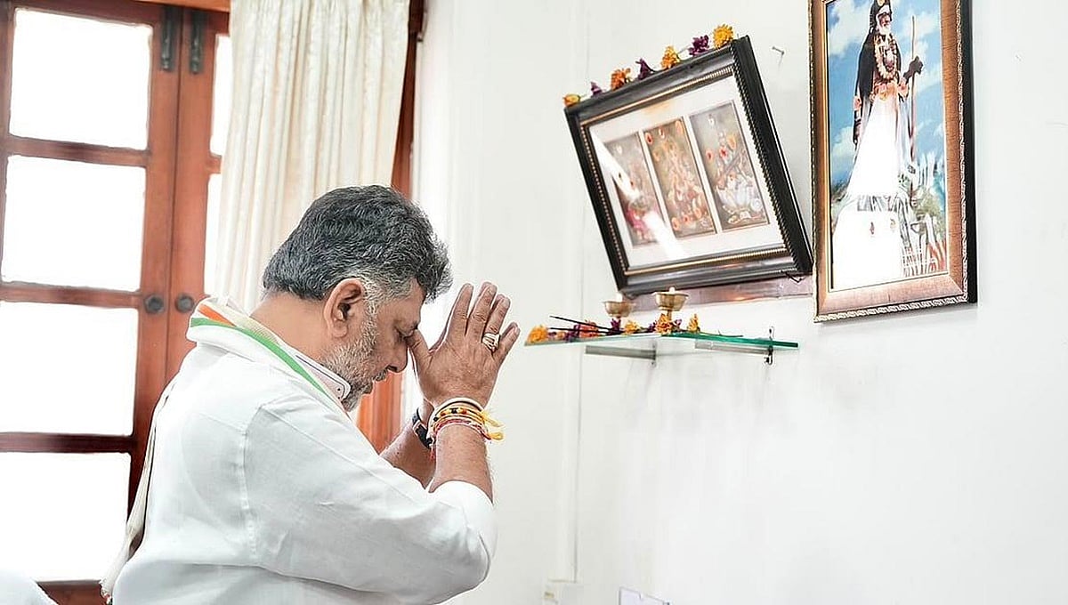 ವಿಧಾನಸೌಧದಲ್ಲಿರುವ CM ಕಚೇರಿಗೆ ಜ್ಯೋತಿಷಿಗಳ ಭೇಟಿ; ಕುರ್ಚಿ ದಿಕ್ಕು ಬದಲು, ಅಜ್ಜಯ್ಯನ ಫೋಟೋ ಅಳವಡಿಕೆ!