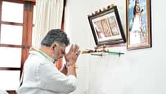 ವಿಧಾನಸೌಧದಲ್ಲಿರುವ CM ಕಚೇರಿಗೆ ಜ್ಯೋತಿಷಿಗಳ ಭೇಟಿ; ಕುರ್ಚಿ ದಿಕ್ಕು ಬದಲು, ಅಜ್ಜಯ್ಯನ ಫೋಟೋ ಅಳವಡಿಕೆ!
