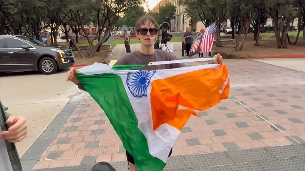 ಅಮೆರಿಕದಲ್ಲಿ ಭಾರತದ ತ್ರಿವರ್ಣ ಧ್ವಜಕ್ಕೆ ಅವಮಾನ: 'F* India' ಘೋಷಣೆ ಕೂಗಿ, ಬಾವುಟ ಹರಿದು ಹೀನ ಕೃತ್ಯ!