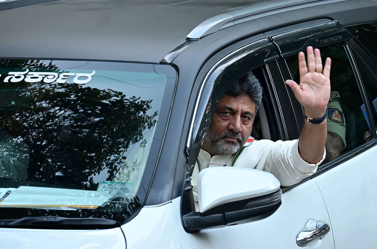 ರಾಜ್ಯದ 25ನೇ ಮುಖ್ಯಮಂತ್ರಿಯಾಗಿ ಅಧಿಕಾರ ವಹಿಸಿಕೊಂಡ ಡಿ.ಕೆ ಶಿವಕುಮಾರ್: ಬೆಂಗಳೂರಿನ ಅವರ ನಿವಾಸದ ಬಳಿ ಇಂದು ಬೆಳಗ್ಗೆ ಕಂಡುಬಂದದ್ದು ಹೀಗೆ.. Video