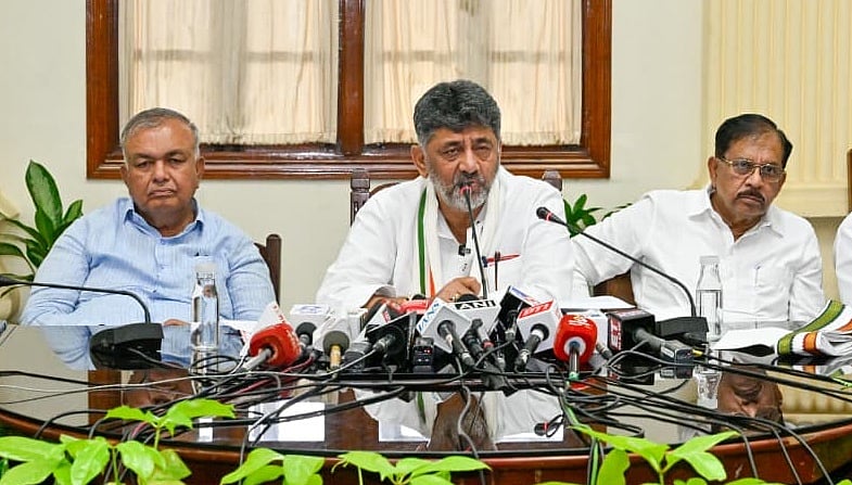 ಜಾತಿ, ಧರ್ಮ ಯಾವುದೇ ಪ್ರಭಾವಕ್ಕೂ ಮಣಿಯಬೇಡಿ: ಪಾರದರ್ಶಕವಾಗಿ ಕೆಲಸ ಮಾಡುವಂತೆ ಅಧಿಕಾರಿಗಳಿಗೆ ಡಿಕೆಶಿ ಸೂಚನೆ; Video