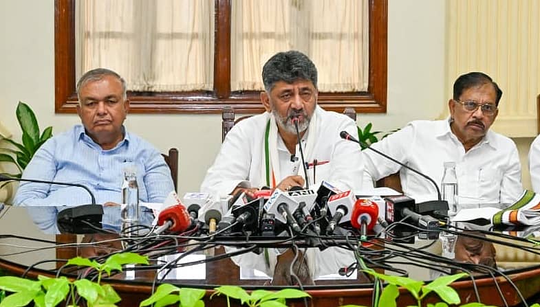 ಜಾತಿ, ಧರ್ಮ ಯಾವುದೇ ಪ್ರಭಾವಕ್ಕೂ ಮಣಿಯಬೇಡಿ: ಪಾರದರ್ಶಕವಾಗಿ ಕೆಲಸ ಮಾಡುವಂತೆ ಅಧಿಕಾರಿಗಳಿಗೆ ಡಿಕೆಶಿ ಸೂಚನೆ; Video