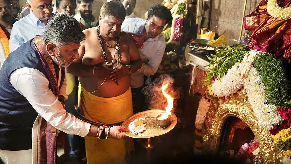 ಬೆಂಗಳೂರು: ಅಣ್ಣಮ್ಮ ದೇವಿ ದೇವಸ್ಥಾನಕ್ಕೆ ಡಿ.ಕೆ ಶಿವಕುಮಾರ್ ಭೇಟಿ, ಹರಕೆ ತೀರಿಸಿದ ಸಿಎಂ