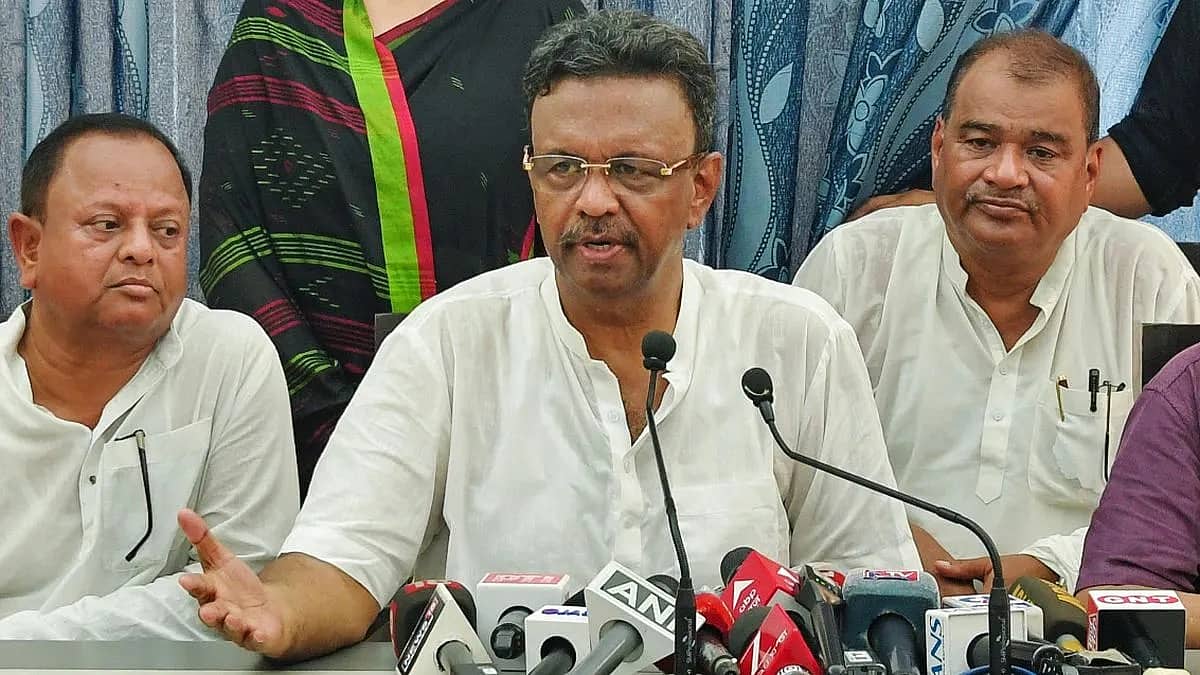 ಮಮತಾಗೆ ಶಾಕ್ ಮೇಲೆ ಶಾಕ್: ಕೋಲ್ಕತ್ತಾ ಮೇಯರ್ ಸ್ಥಾನಕ್ಕೆ ದೀದಿ ಆಪ್ತ ಫಿರ್ಹಾದ್ ಹಕೀಮ್ ರಾಜೀನಾಮೆ!