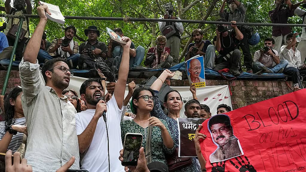 NEET ವಿವಾದ: 'Cockroach Janta Party' ಪ್ರತಿಭಟನೆಗೆ ಭಾರೀ ಬೆಂಬಲ; ಜಂತರ್ ಮಂತರ್ನಲ್ಲಿ ನೂರಾರು ವಿದ್ಯಾರ್ಥಿಗಳ ಧರಣಿ, ಧರ್ಮೇಂದ್ರ ಪ್ರಧಾನ್ ರಾಜೀನಾಮೆಗೆ ಆಗ್ರಹ