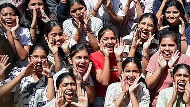 Karnataka CET Result 2026: ಬೆಂಗಳೂರಿನ ಆರ್ ವಿ ಕಾಲೇಜಿನ ತನಿಷಾ ಕಾರ್ತಿಕ್ ಮೊದಲ ಸ್ಥಾನ; 2,92,782 ಅಭ್ಯರ್ಥಿಗಳು ಪ್ರವೇಶಕ್ಕೆ ಅರ್ಹತೆ!