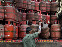 LPG ಗ್ರಾಹಕರಿಗೆ ಭರ್ಜರಿ ರಿಲೀಫ್: ಗ್ಯಾಸ್ ಸಿಲಿಂಡರ್ ಬುಕಿಂಗ್ ನಿಯಮದಲ್ಲಿ ಮಹತ್ವದ ಬದಲಾವಣೆ: ಇನ್ಮುಂದೆ 25 ದಿನಕ್ಕೆ ಮತ್ತೊಂದು ಸಿಲಿಂಡರ್!