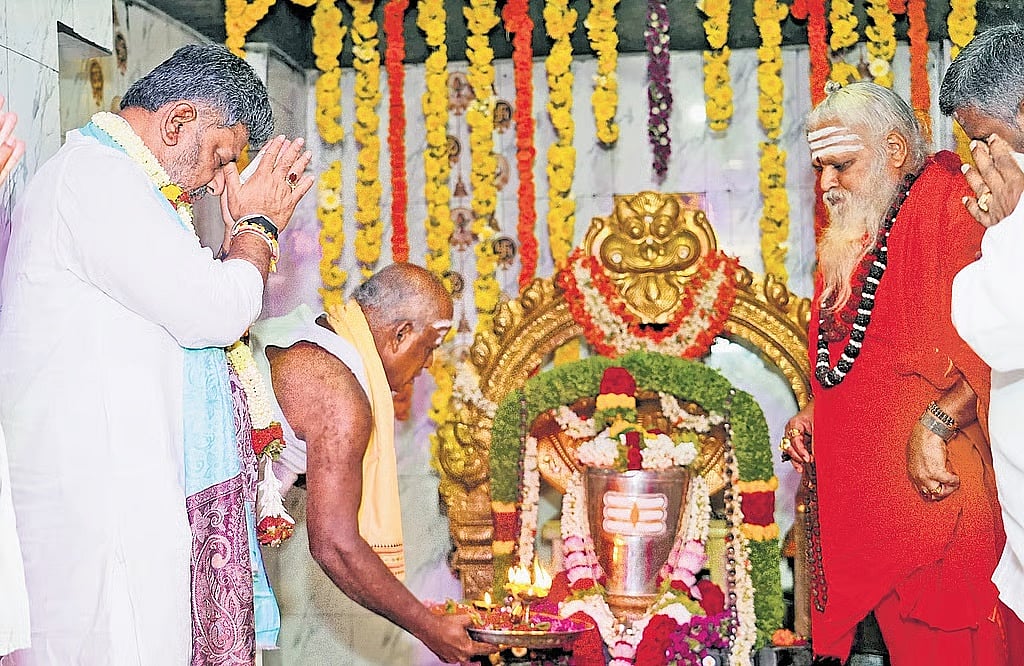 'ಮಲ್ಲಘಟ್ಟ ಗಂಗಾಧರೇಶ್ವರ ದೇವಸ್ಥಾನಕ್ಕೆ ಭೇಟಿ ನೀಡಿದಾಗಲೆಲ್ಲಾ ನನಗೆ ಮನ:ಶಾಂತಿ ಸಿಗುತ್ತದೆ: ಡಿ.ಕೆ ಶಿವಕುಮಾರ್ ರೋಡ್ಶೋ; Video