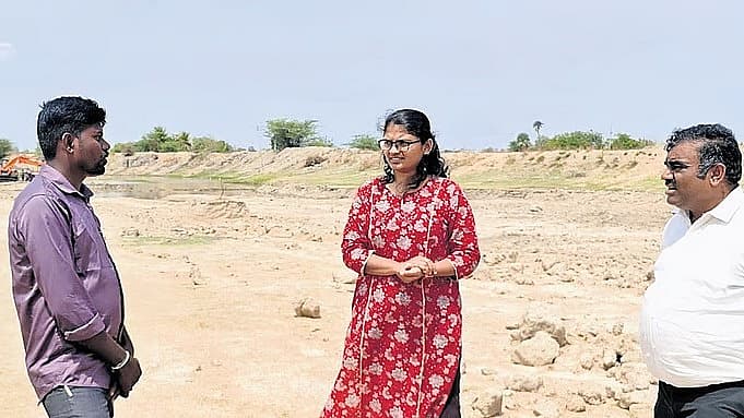 ರಾಯಚೂರು ಬಳಿ ರೈತರೊಂದಿಗೆ ಸಂವಾದ ನಡೆಸಿದ ಮೀರಾನಾಯ್ಕ್.