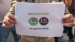 ಸಂಭಾಲ್ ಅಕ್ರಮ ಮಸೀದಿ ತೆರವು ವೇಳೆ 'I Love Muhammad' ಪೋಸ್ಟರ್, PAK ಧ್ವಜ ಮಾದರಿ ಹಸಿರು ಬಾವುಟ ಪತ್ತೆ: 8 ಮಂದಿ ವಿರುದ್ಧ ಪ್ರಕರಣ