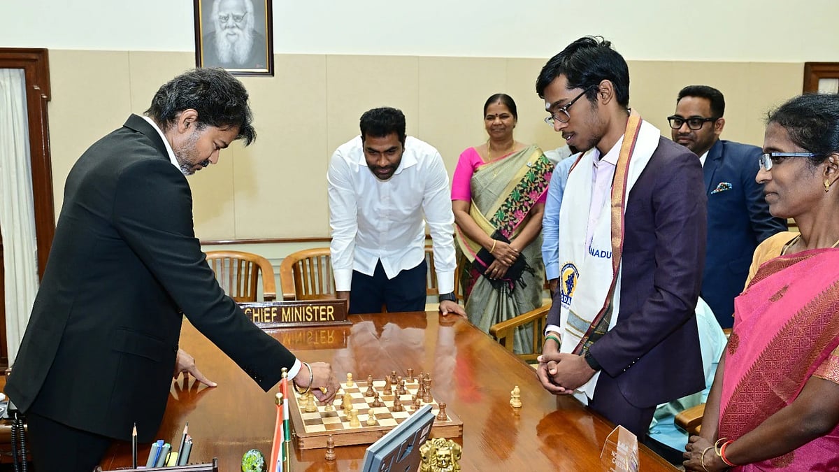 ಗ್ರ್ಯಾಂಡ್‌ಮಾಸ್ಟರ್ ಆರ್. ಪ್ರಜ್ಞಾನಂದ ಜೊತೆ ಚೆಸ್ ಆಡಿದ ಸಿಎಂ ವಿಜಯ್; ಗೆದ್ದಿದ್ದು ಯಾರು?