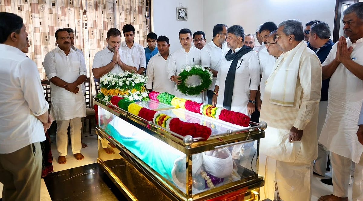 ಬೆಂಗಳೂರಿಗೆ ರಾಹುಲ್ ಗಾಂಧಿ ಆಗಮನ: ಡಿ.ಕೆ ಶಿವಕುಮಾರ್, ಸಿದ್ದರಾಮಯ್ಯ ಸೇರಿ ಕಾಂಗ್ರೆಸ್ ನಾಯಕರು ಸೂರಜ್ ಹೆಗ್ಡೆ ಅಂತ್ಯಕ್ರಿಯೆಯಲ್ಲಿ ಭಾಗಿ; Video
