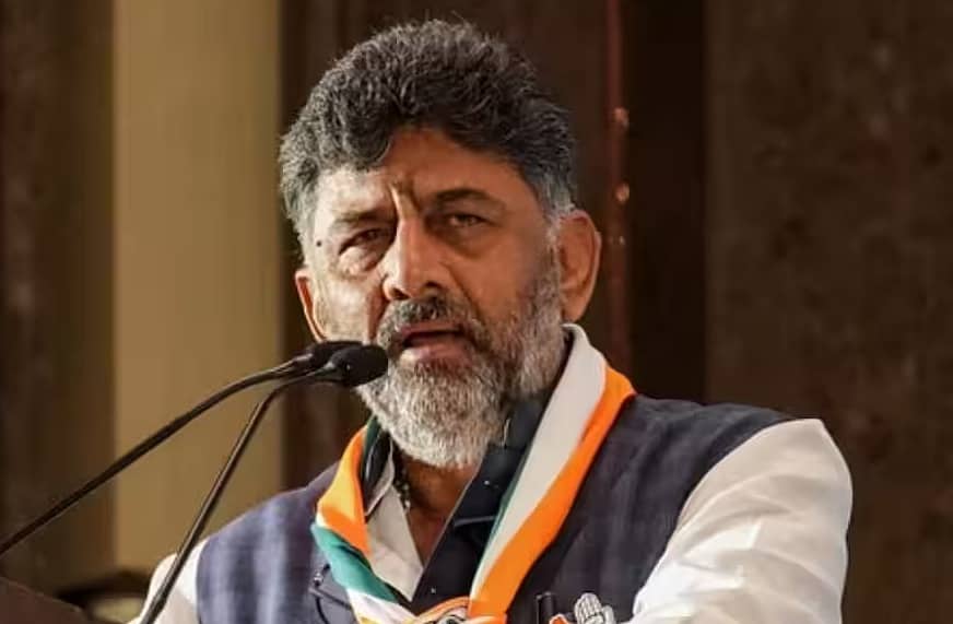 ಸೇಬುಹಣ್ಣನ್ನು ಕಚ್ಚಿ ತಿಂದು ಉಳಿದರ್ಧ ಜನರತ್ತ ಎಸೆದ ಸಿಎಂ ಡಿ.ಕೆ ಶಿವಕುಮಾರ್: Viral Video
