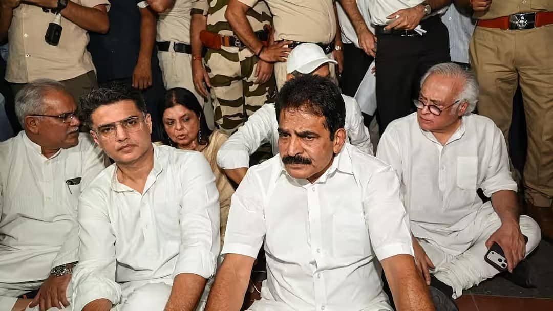 'Murder Of Democracy': ಮೀನಾಕ್ಷಿ ನಟರಾಜನ್ ನಾಮಪತ್ರ ರದ್ದು; EC ಕಚೇರಿ ಹೊರಗೆ ಕಾಂಗ್ರೆಸ್ ಭಾರಿ ಪ್ರತಿಭಟನೆ!