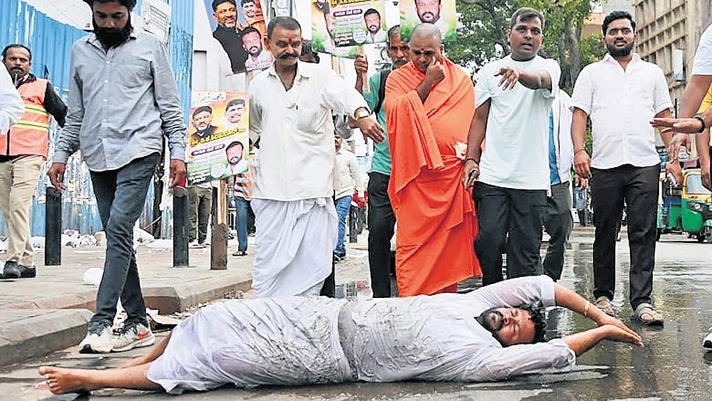ಸಚಿವ ಸ್ಥಾನ ಗಿಟ್ಟಿಸಲು ದೇವಸ್ಥಾನಗಳಲ್ಲಿ ದೀಡು ನಮಸ್ಕಾರ, ಉರುಳು ಸೇವೆ: ಶಾಸಕರ ಪರ ಕಾಂಗ್ರೆಸ್ ಕಾರ್ಯಕರ್ತರ ಹರಕೆ!