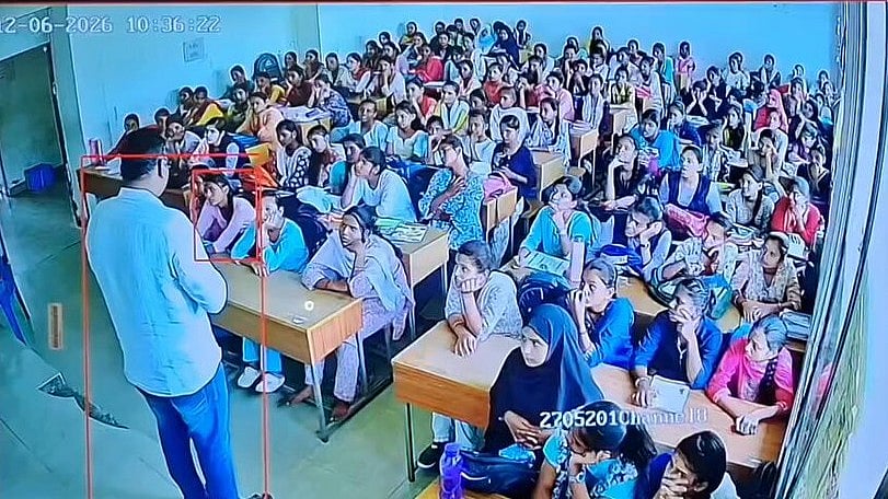 Kalaburagi: ತರಗತಿ ನಡೆಯುತ್ತಿದ್ದಾಗಲೇ ಸರ್ಕಾರಿ ಶಾಲಾ ಛಾವಣಿ ಕುಸಿದು ಅವಘಡ; 5 ವಿದ್ಯಾರ್ಥಿನಿಯರಿಗೆ ಗಾಯ; Video