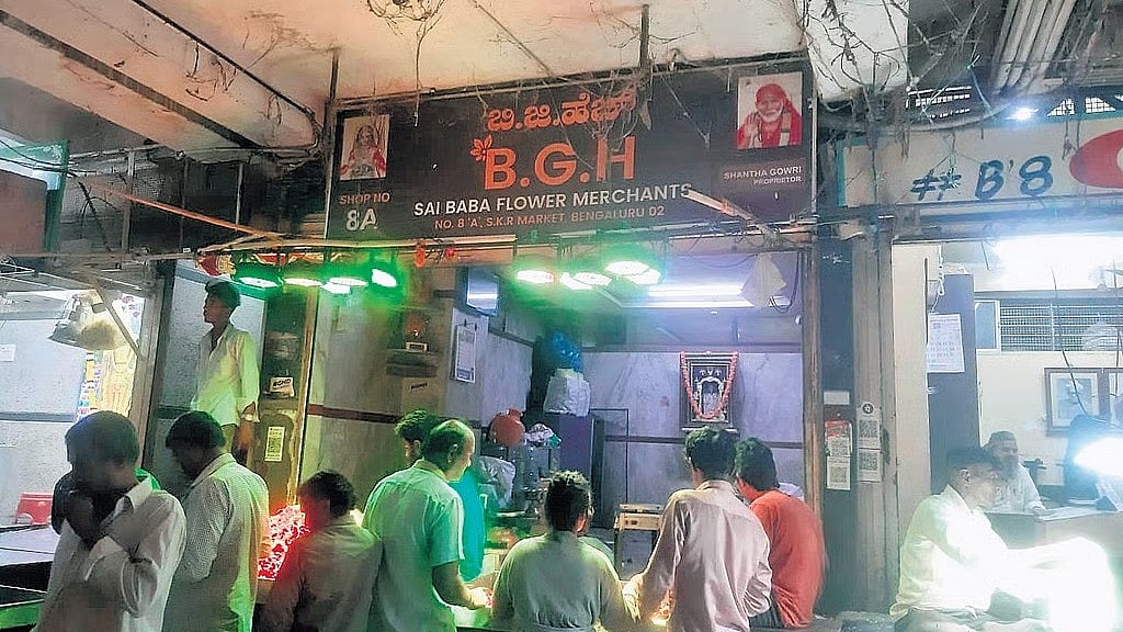 KR Market: ಅತಿಕ್ರಮಣ ತೆರವು ಕೇವಲ ನಾಟಕವೇ..? 22 ಅಕ್ರಮ ಅಂಗಡಿಗಳ ಮುಟ್ಟದ ಅಧಿಕಾರಿಗಳು; ಪಾಲಿಕೆ ವಿರುದ್ಧ ವ್ಯಾಪಾರಿಗಳ ಆಕ್ರೋಶ