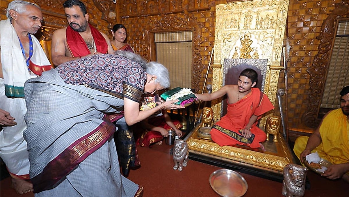 ಉಡುಪಿ ಶ್ರೀ ಕೃಷ್ಣ ಮಠಕ್ಕೆ ಕೇಂದ್ರ ವಿತ್ತ ಸಚಿವೆ ನಿರ್ಮಲಾ ಸೀತಾರಾಮನ್ ಭೇಟಿ