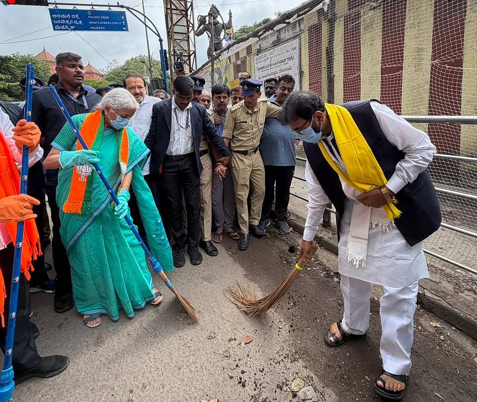 ಬೆಂಗಳೂರಿನಲ್ಲಿ ಸ್ವಚ್ಛತಾ ಅಭಿಯಾನದಲ್ಲಿ ಕಸ ಗುಡಿಸಿದ ನಿರ್ಮಲಾ ಸೀತಾರಾಮನ್; 'ನಮಗೆ ಲೋನ್ ಕೊಡಿಸಿ ಮೇಡಂ' ಎಂದ ತಳ್ಳುಗಾಡಿ ವ್ಯಾಪಾರಿಗಳು; Video