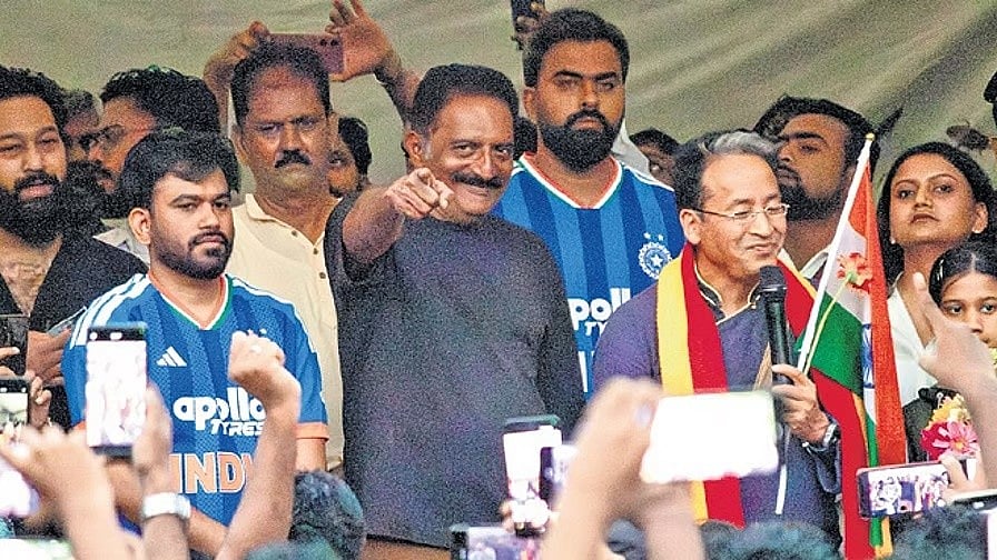 ಬೆಂಗಳೂರಿನಲ್ಲಿ Cockroach Janta Party ಮೊದಲ ಪ್ರತಿಭಟನೆ: ಪ್ರಕಾಶ್ ರಾಜ್, ಸೋನಂ ವಾಂಗ್ಚುಕ್ ಭಾಗಿ; 'ನಮ್ಮ ಸ್ವಾತಂತ್ರ್ಯಕ್ಕಾಗಿ ಹೋರಾಡುತ್ತೇವೆ' ಘೋಷಣೆ
