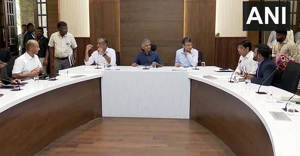 'ಗುಂಡಿ ಇಲ್ಲದ ರಸ್ತೆ ನಿರ್ಮಾಣ ರಾಕೆಟ್ ಸೈನ್ಸಾ?': ಬೆಂಗಳೂರು ನಗರಾಭಿವೃದ್ಧಿ ಸಚಿವರಾಗಿ ಅಧಿಕಾರ ವಹಿಸಿಕೊಂಡ ಕೃಷ್ಣ ಭೈರೇಗೌಡ ಮೊದಲ ಸಭೆಯಲ್ಲೇ ಅಧಿಕಾರಿಗಳಿಗೆ ತರಾಟೆ; Video
