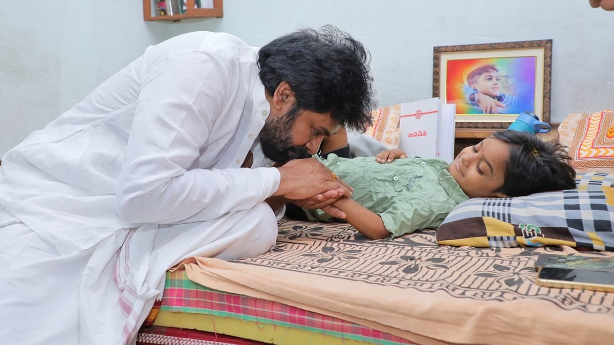 ಅಪರೂಪದ ಕಾಯಿಲೆಯಿಂದ ಬಳಲುತ್ತಿದ್ದ ಅಭಿಮಾನಿ ಆಸೆ ನೆರವೇರಿಸಲು ಮನೆಗೇ ಧಾವಿಸಿದ ಪವನ್ ಕಲ್ಯಾಣ್; Video