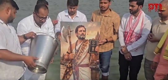 ಒಂದು ಕೈಲಿ ಸಂವಿಧಾನ-ಮತ್ತೊಂದು ಕೈಲಿ ಕೊಡಲಿ ಹಿಡಿದ ರಾಹುಲ್ ಗಾಂಧಿ ಭಾವಚಿತ್ರಕ್ಕೆ ಗಂಗಾ ನದಿ ತೀರದಲ್ಲಿ ಹಾಲಿನ ಅಭಿಷೇಕ: ಬರ್ತ್ ಡೇ ಆಚರಣೆ ನೋಡಿ; Video