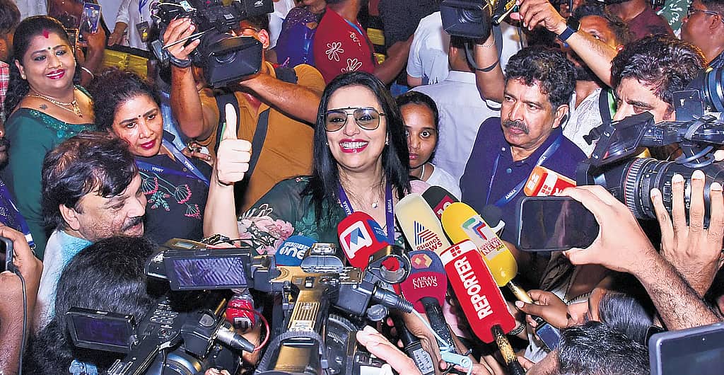 ಮಲಯಾಳಂ ಚಲನಚಿತ್ರ ಕಲಾವಿದರ ಸಂಘ AMMA ಅಧ್ಯಕ್ಷ ಸ್ಥಾನಕ್ಕೆ ಶ್ವೇತಾ ಮೆನನ್ ಗುಡ್ ಬೈ! ಇಡೀ ಕಾರ್ಯಕಾರಿ ಸಮಿತಿ ರಾಜೀನಾಮೆ!