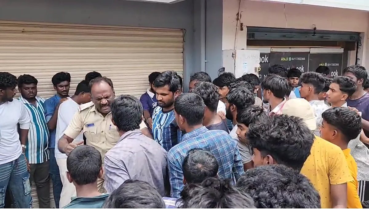 ಚಿಂತಾಮಣಿಯಲ್ಲಿ 1 ರೂಪಾಯಿಗೆ 1 ಟೀ-ಶರ್ಟ್ ಆಫರ್: ಮುಗಿಬಿದ್ದ ಜನ, ಟ್ರಾಫಿಕ್ ಜಾಮ್; ಚಳಿ ಬಿಡಿಸಿದ ಪೊಲೀಸರು!