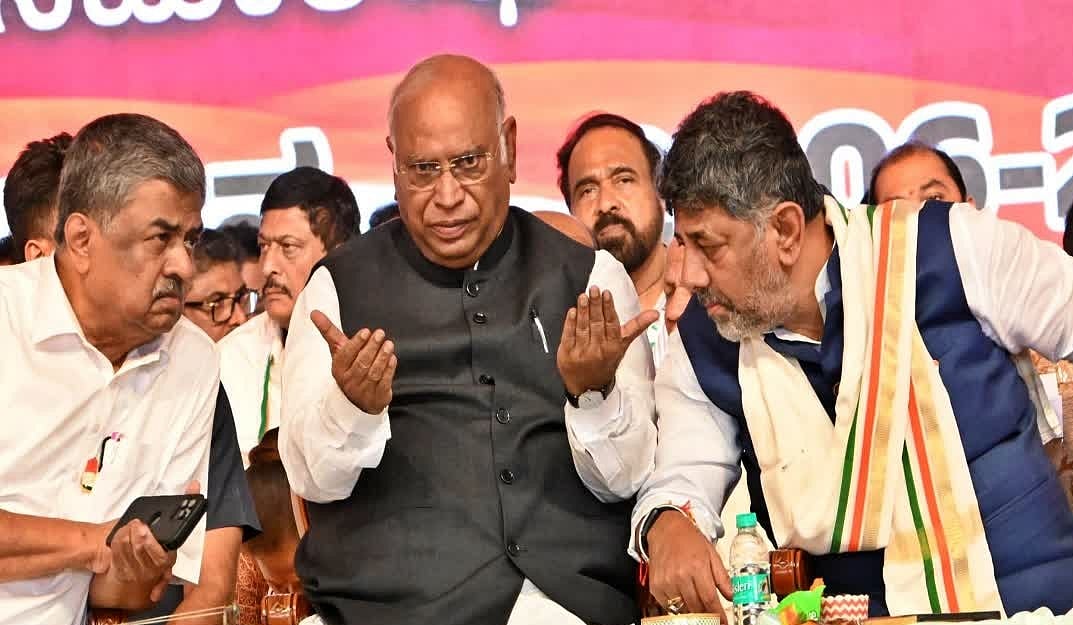 AICC ಗೆ ಕೆಟ್ಟ ಹೆಸರು ತರಬೇಡಿ, ಇಬ್ಬರೂ ಒಂದಾಗಿ ನಡೆಯಿರಿ: ಮಲ್ಲಿಕಾರ್ಜುನ ಖರ್ಗೆ ಕಿವಿಮಾತು; Video