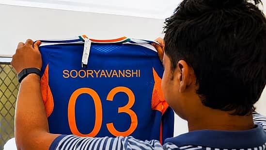 ಕೇವಲ 15 ವರ್ಷಕ್ಕೆ ಟೀಂ ಇಂಡಿಯಾ ಜೆರ್ಸಿ ಪಡೆದುಕೊಂಡ ವೈಭವ್ ಸೂರ್ಯವಂಶಿ: ಭಾವನಾತ್ಮಕ ಕ್ಷಣ ಹಂಚಿಕೊಂಡ BCCI; Video