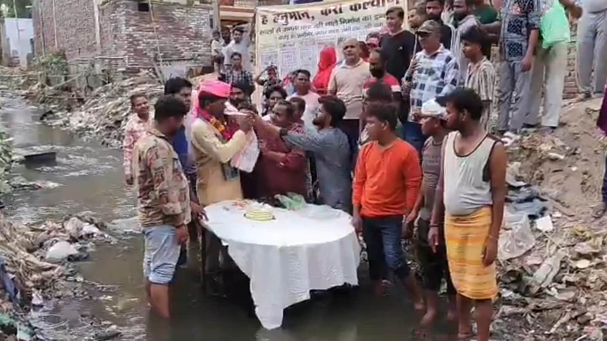 video: ಕೊಳಚೆ ನೀರಲ್ಲೇ ಹುಟ್ಟುಹಬ್ಬದ ಕೇಕ್ ಕಟ್, ಪಾಲಿಕೆಗೆ ಬಟ್ಟೆ ಸುತ್ತಿ ಹೊಡೆದ BJP ಕೌನ್ಸಿಲರ್!