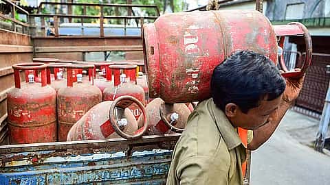 ವಾಣಿಜ್ಯ LPG ಸಿಲಿಂಡರ್‌ ಬೆಲೆ ತಕ್ಷಣ ಇಳಿಕೆ ಮಾಡಿ: ಕೇಂದ್ರ ಸರ್ಕಾರಕ್ಕೆ ರಾಜ್ಯ ಹೋಟೆಲ್‌ ಸಂಘ ಮನವಿ