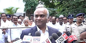 HD ಕುಮಾರಸ್ವಾಮಿ ರಾಜಕೀಯ ಗಿಮಿಕ್ ಮಾಡುತ್ತಿದ್ದಾರೆ, ನೀತಿ ನಿರ್ಧಾರಗಳ ಕುರಿತು ಬೀದಿಯಲ್ಲಿ ಚರ್ಚೆ ನಡೆಸಬೇಕೇ?: ಪ್ರಿಯಾಂಕ್ ಖರ್ಗೆ; Video